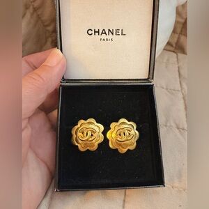 🩷Stunning CHANEL Gold Camellia CC Vintage Clip-On Earrings🩷Everyday luxury piece
